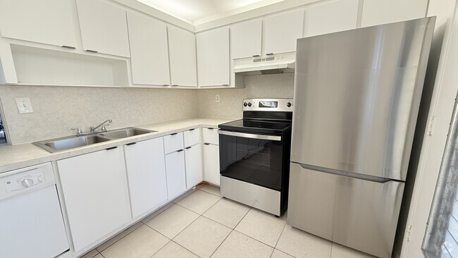 Building Photo - 1302 NE 191st St Unit A-118 Rental