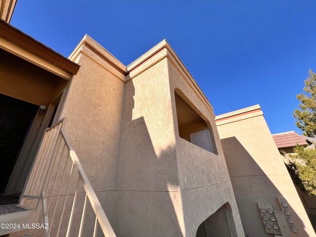 Building Photo - 5500 N Valley View Rd Unit 231