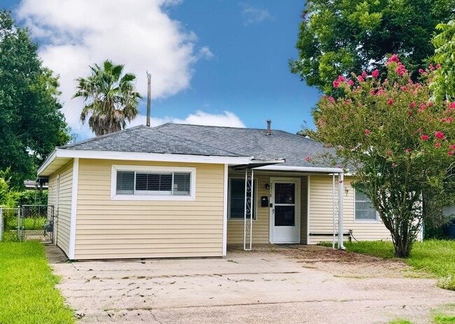 Building Photo - 2318 Reinerman St Rental