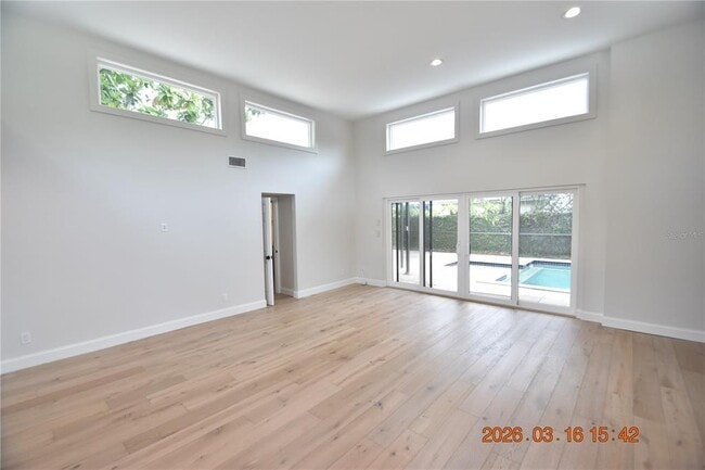 Photo - 571 Luzon Ave