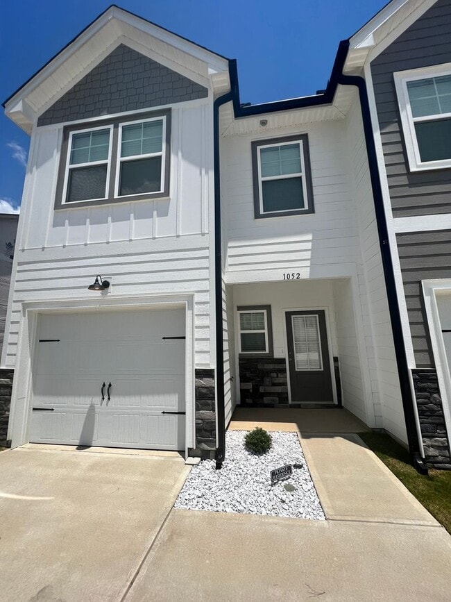 Building Photo - 3BED/2.5BATH end-unit townhome in Canterbu...