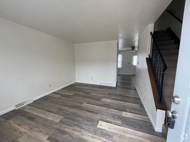 Building Photo - 2 bedroom townhouse- located near frisbee ...