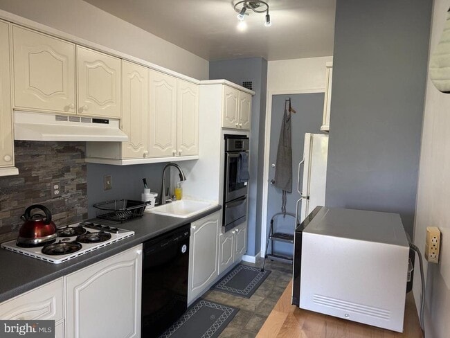 Photo - 10401 Grosvenor Pl Unit 120