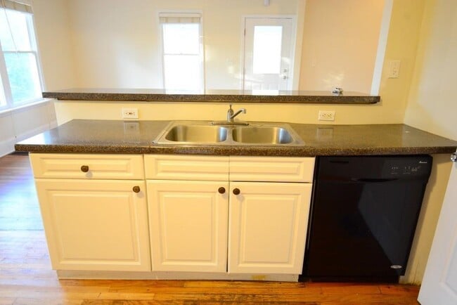 Building Photo - 1637 Columbia Dr