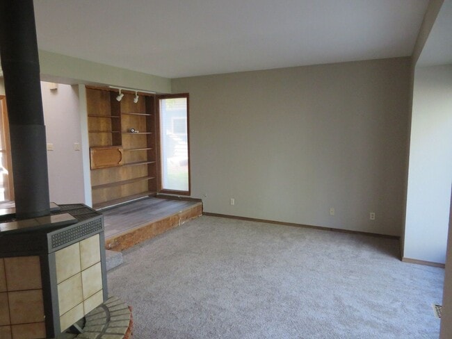 Photo - Huge Tri-Level Duplex
