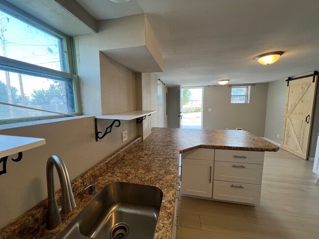 Photo - 1138 W 11th St