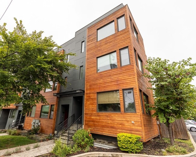 Building Photo - Large Upper Level 2 Bed/2.5 Bath Condo with Parking Near Brookland Metro