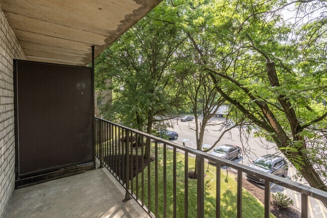 1BR, 1BA - 745SF - Balcony