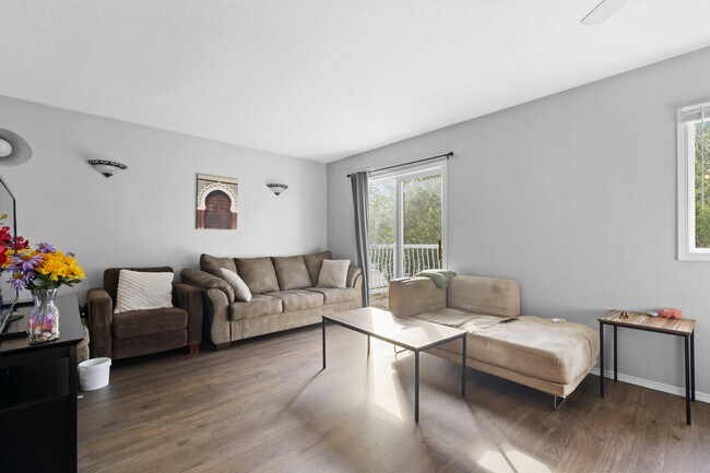 Photo - 10102-10107 107 Ave