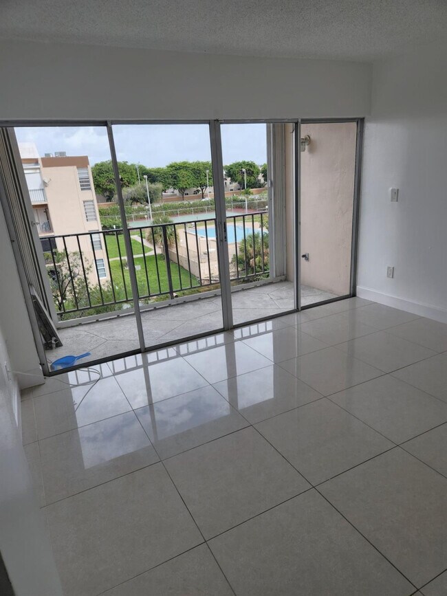 Photo - 8895 Fontainebleau Blvd Unidad 403