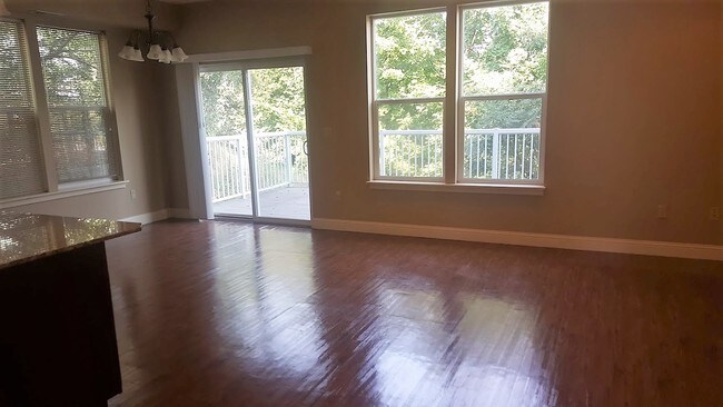 Photo - 560 SW State St