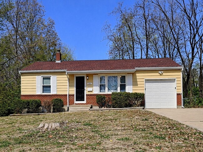 Building Photo - Renovated 3BR Home with Basement & Pet-Friendly Yard in KC
