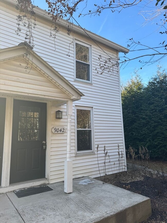 Building Photo - AVAILABLE NOW! Economical home with wood floors, Palisades Schools, laundry, gas heat