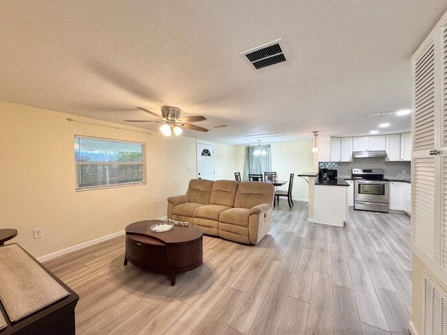 Photo - Furnished Apartment - Auburndale
