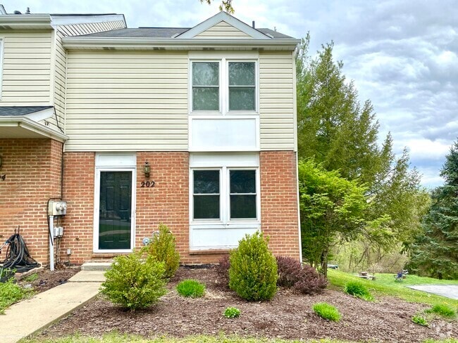 Building Photo - 202 Meadowview Dr Rental