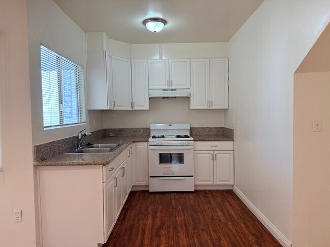 3055 Foothill Blvd, La Crescenta, CA