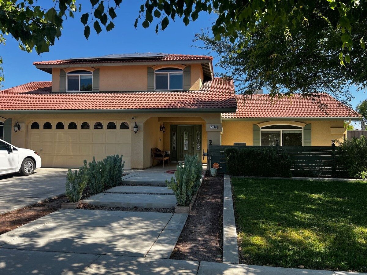 Custom 2 Story, 5 Bedroom home with pool - Custom 2 Story, 5 Bedroom home with pool