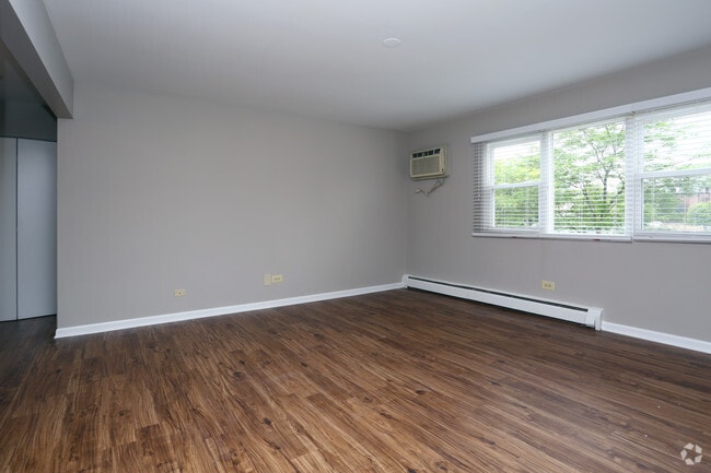 1BR, 1BA - 750SF - Living Room