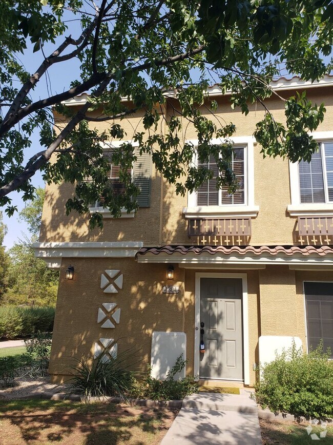 Building Photo - AVAILABLE NOW IN THE GARDENS GILBERT!!! Rental