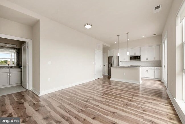 Building Photo - 1800 Mt Vernon Ave Unit 401
