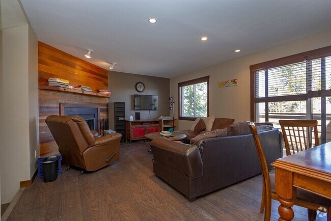 Building Photo - Woodworks Townhome- 3 Bedroom/3 Bath Unit ...
