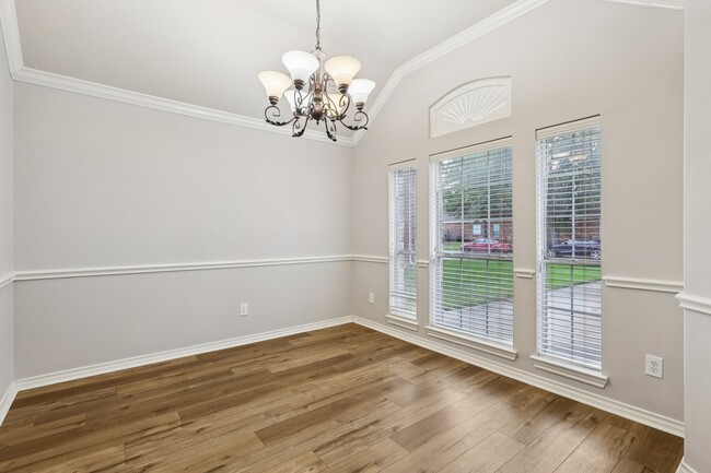 Building Photo - 10206 Pine Flats Dr