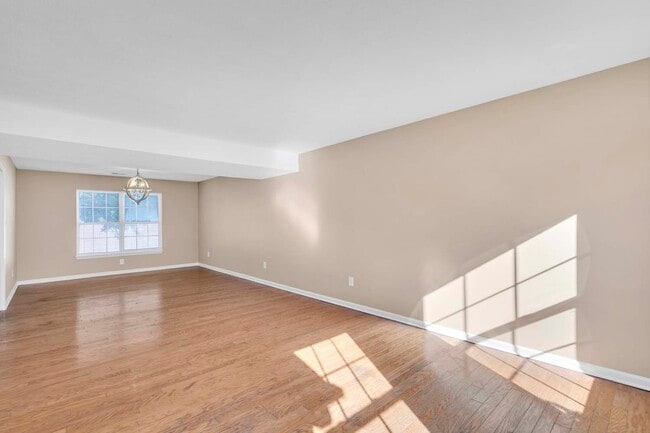 Photo - 3319 Reades Way