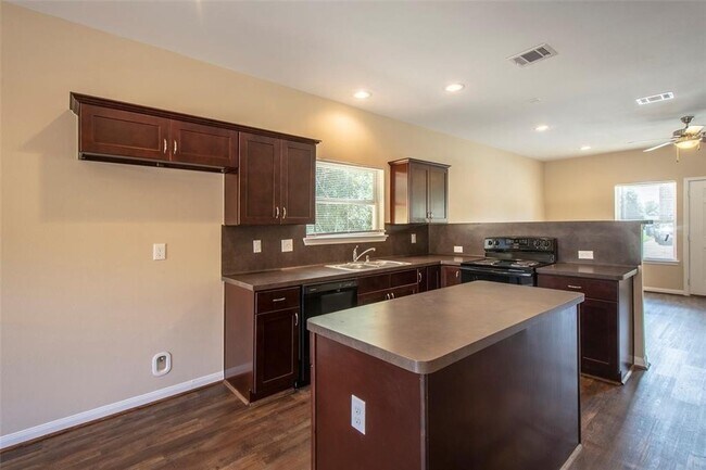 Photo - 8530 Homewood Ln Unidad B