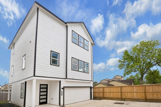 Building Photo - 424 Sikes St