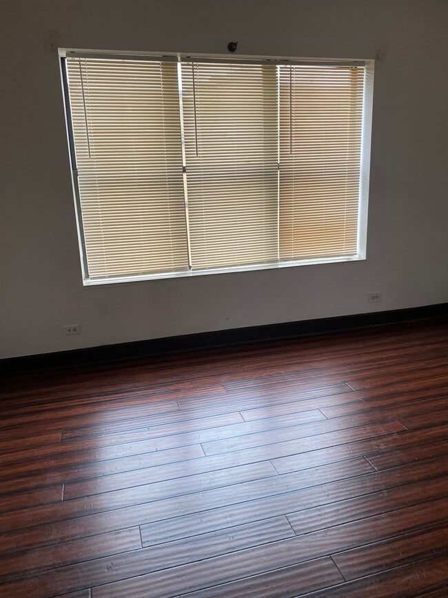Living Room - 4922 N Kedzie Ave Unit W3