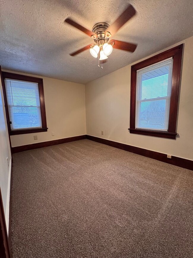 Photo - 853 Lawrence Ave