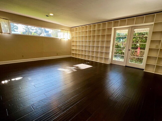 Photo - 3191 Cowper St