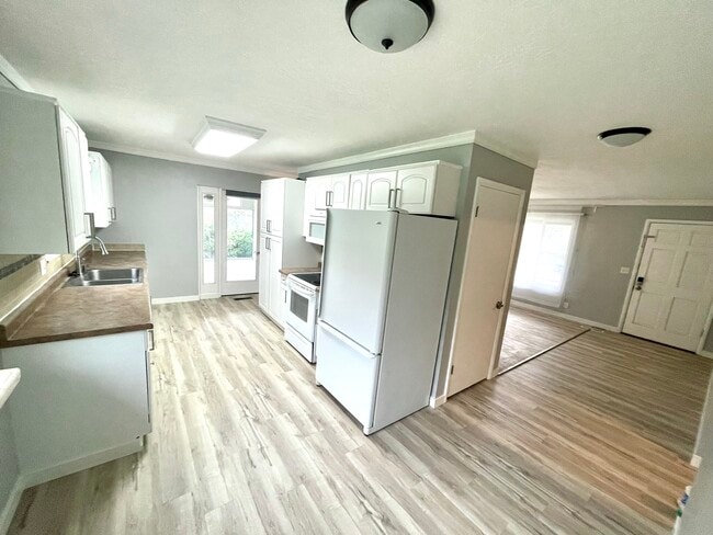 1953 S Davis Blvd Unidad 3000 SF House