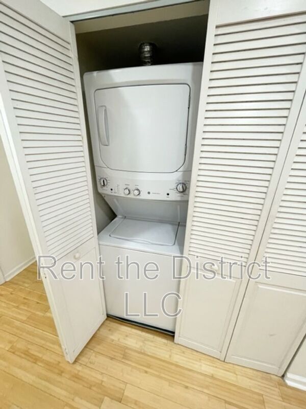 1121 Queen St NE Unit 4