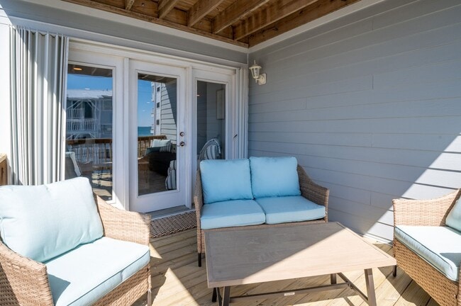 Building Photo - OFF-SEASON FURNISHED MONTHLY RENTAL **PRIC...