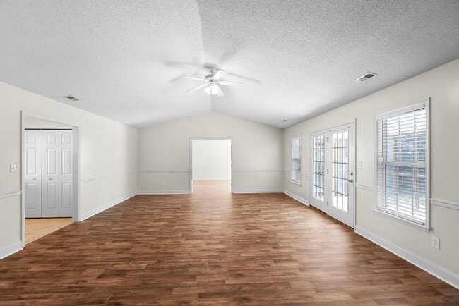 Photo - Large Ranch Home with 4BR/ 2 Bath with an ...