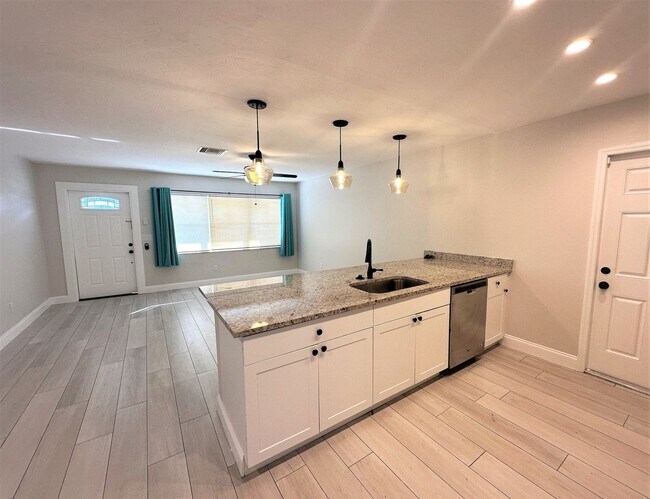 Photo - ** CENTRAL NAPLES ** 3 BED + DEN / 2 BATH ...