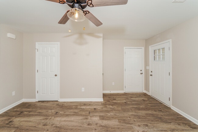 Photo - 140 Willowridge Ln