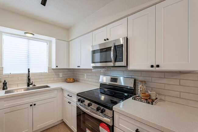 Building Photo - 2nd floor unit with all the upgrades! Rental