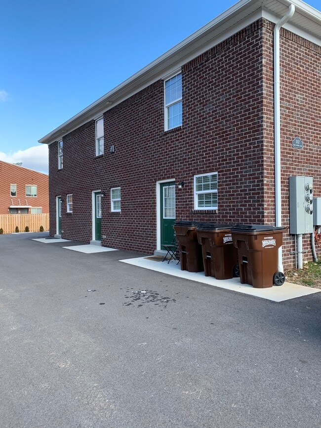 Building Photo - 1112 King Arthur Ln Unit B