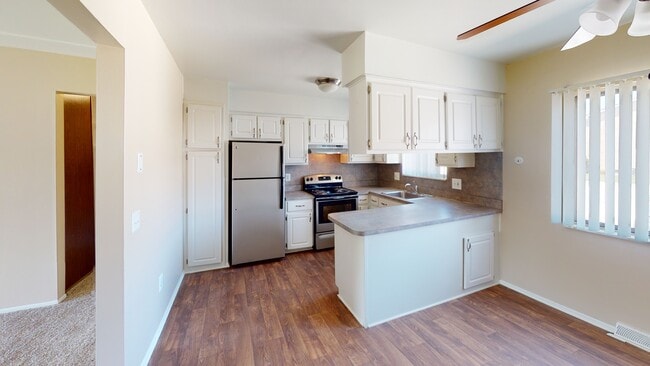 Kitchen & Dining - River Crest Arms Apartments