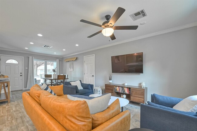 Photo - 2210 Saxon Dr