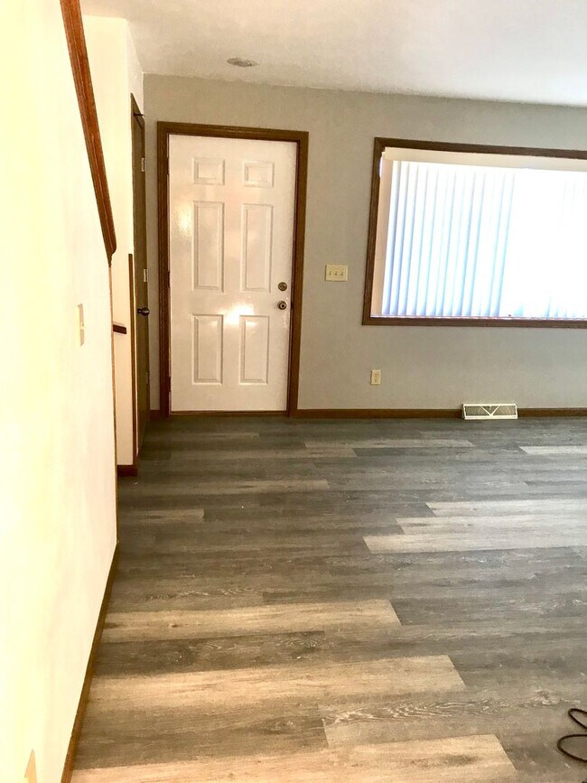 Photo - 821-823-823 Warbler Ln