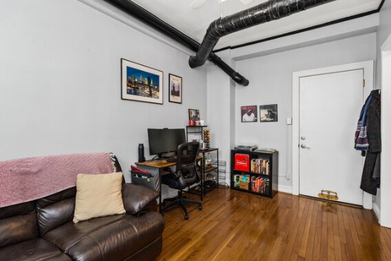 Building Photo - 604 W Addison St Unit B4 Rental