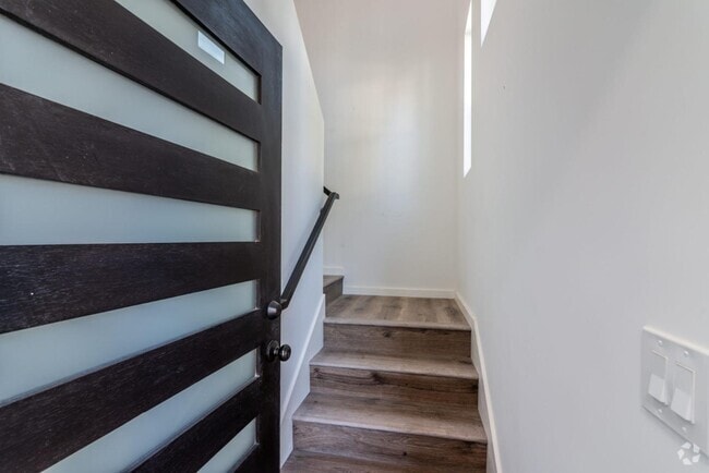 Building Photo - 1255 W 8th St Rental