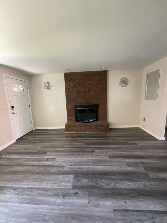 Photo - Charming 3BD/2BA Duplex WITH an Updated Ki...