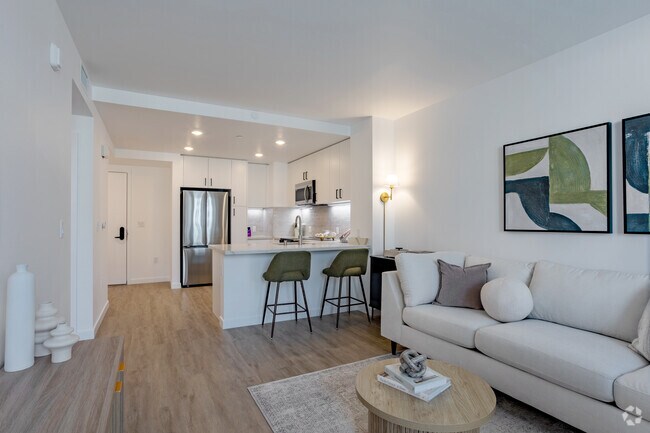 A1 1BR, 1BA - 670SF - Living Room