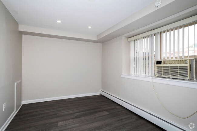 1BR, 1BA - 600-650SF - Bedroom