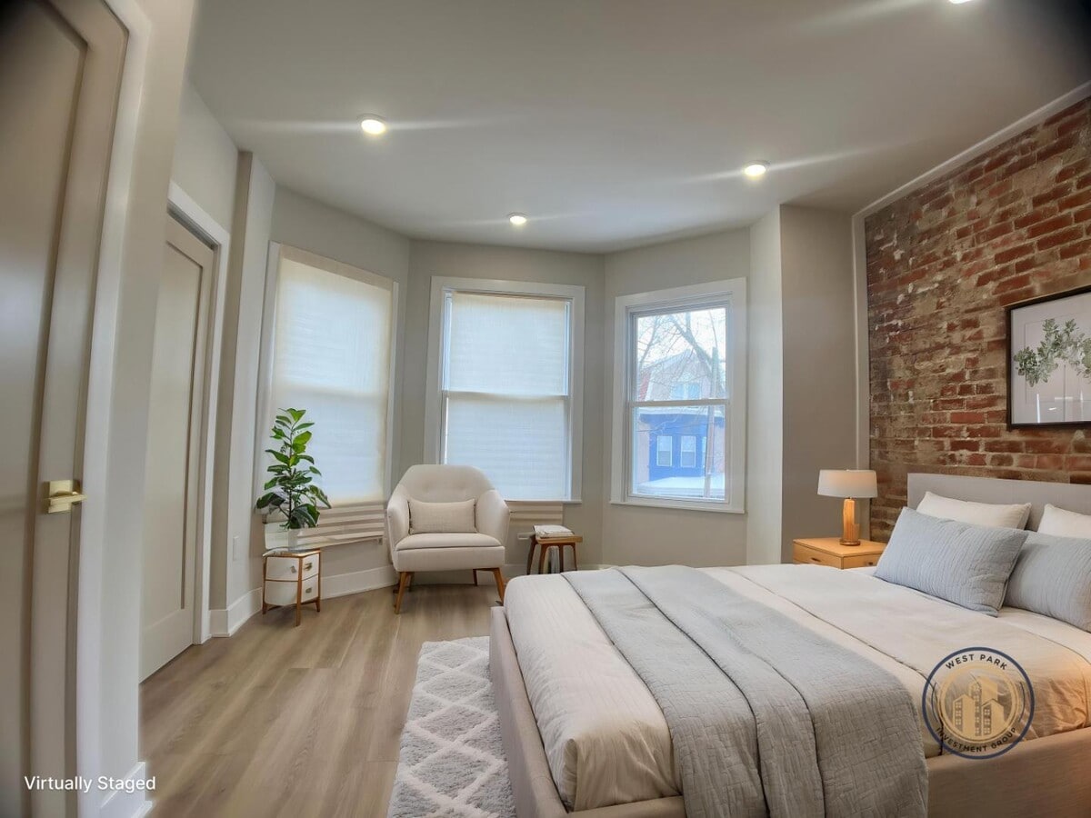 Photo - 121 W Sharpnack St