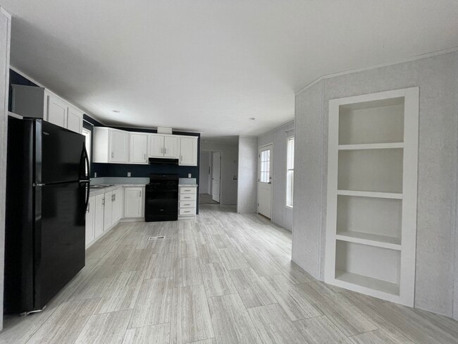 Building Photo - 24 Suzanne Way Rental